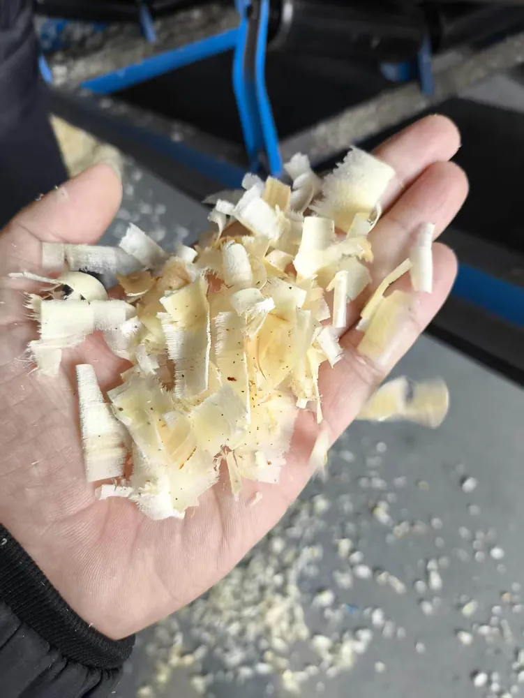 Fine uniform wood shavings suitable for protective packaging