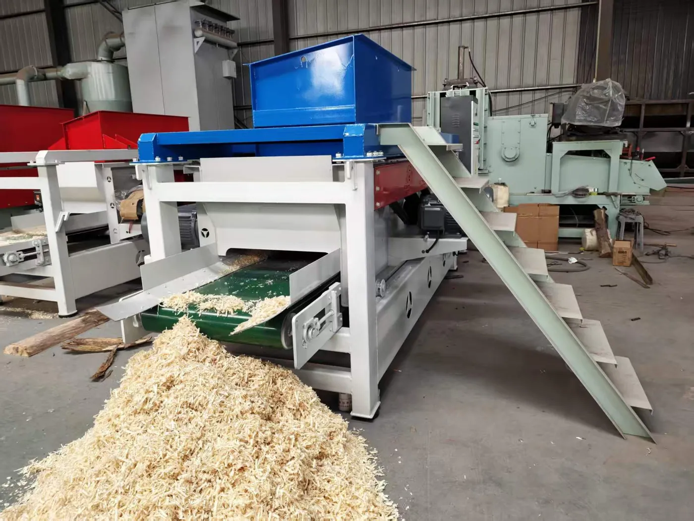 Cronus automatic wood shaving machine with discharge conveyor and finished shavings